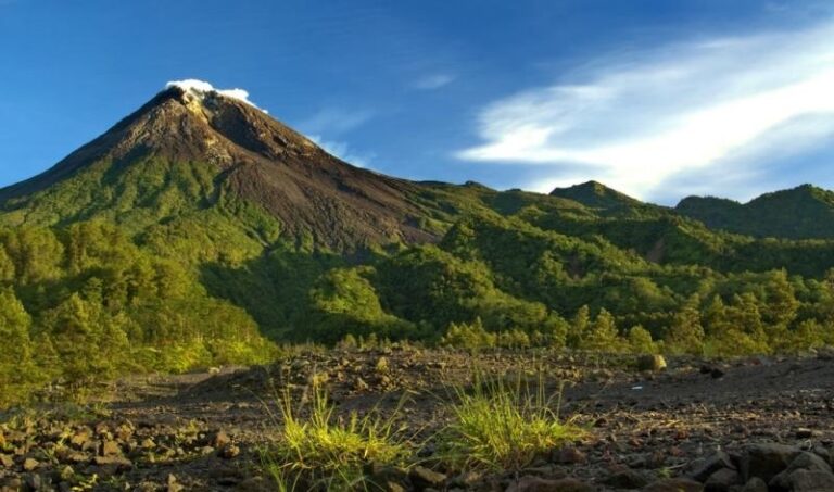Gunung Merapi Luncurkan Guguran Lava Pijar Sejauh 2.000 Meter